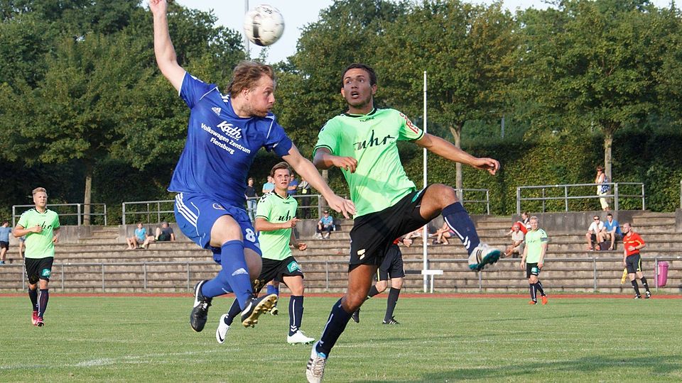08-Kapitän Robin Schmidt (li., gegen den Weicher Len-Aike Strömer) ist nach überstandener Verletzung wieder bereit. Foto: Dewanger