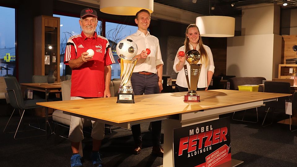 Pokalspielleiter Willi Herzog (links), Möbel  Fetzer-Geschäftsführer Heiko Fetzer (Mitte) und dessen Mitarbeiterin und  Losfee Jeannine Stumpp bei der Auslosung. 