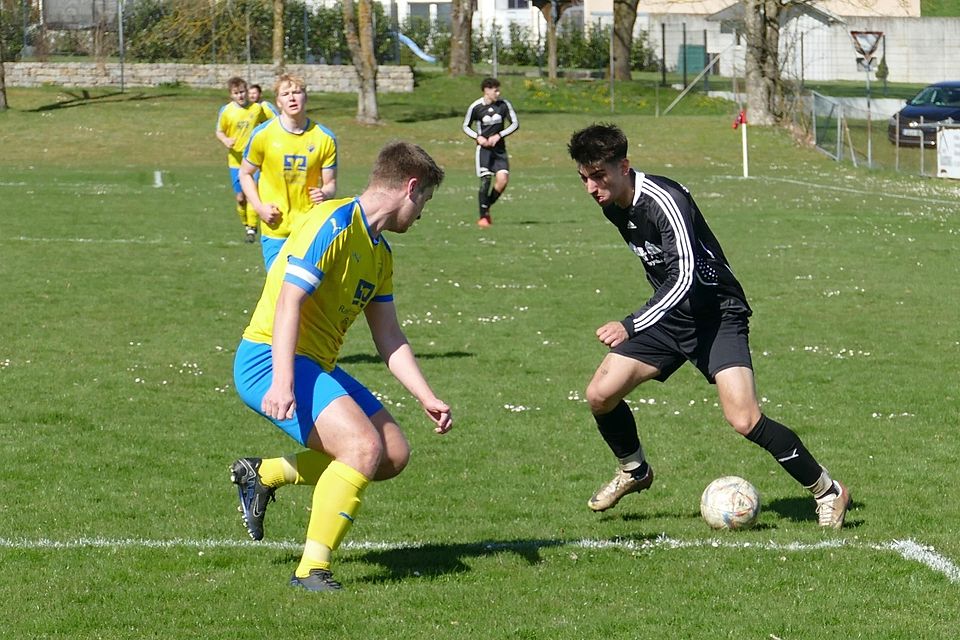 Spielszene in der A-Klasse 8 im Duell zwischen dem SV Reichling (in Schwarz, hier Elias Socher) und dem SC Böbing (hier Paul Haberäcker) im April 2025. Spielszene in der A-Klasse 8 im Duell zwischen dem SV Reichling (in Schwarz, hier Elias Socher) und dem SC Böbing (hier Paul Haberäcker) im April 2025.