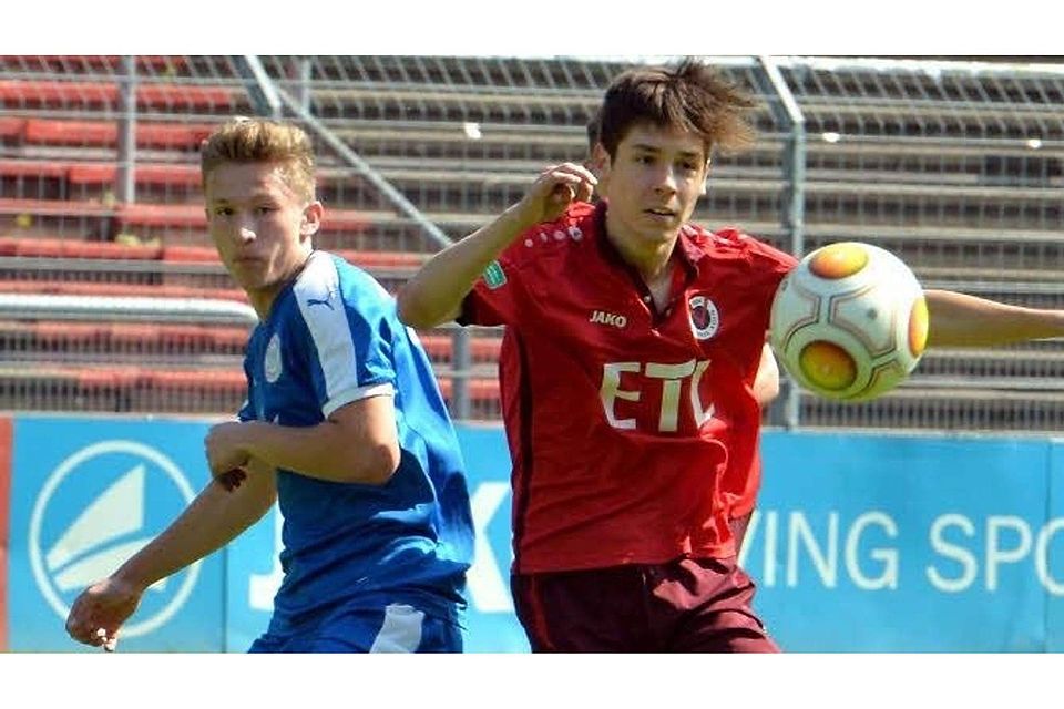 Milan Burovac (rechts) unterliegt mit der U 17 des FC Viktoria beim SC Preußen Münster mit 0:2. Foto: Herhaus