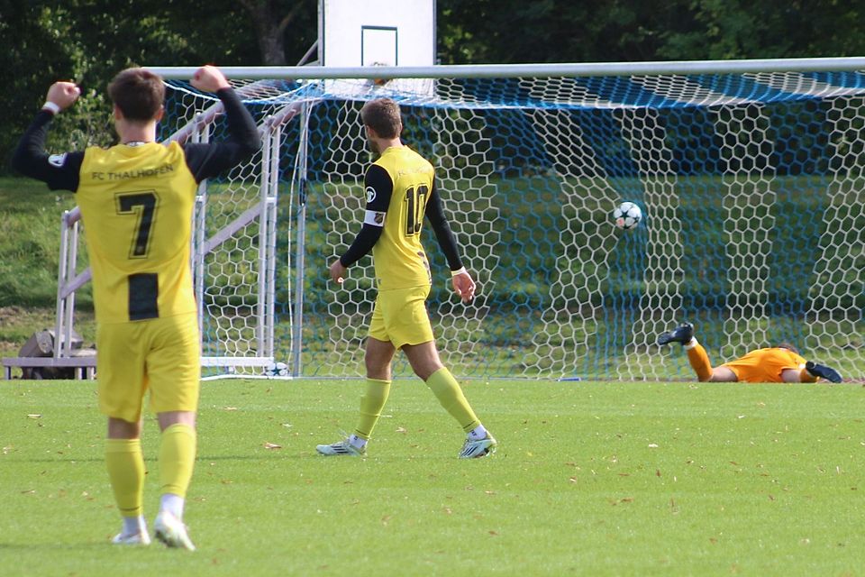 Der FC Thalhofen durfte früh über ein Geschenk des Gastgebers jubeln: Bad Wörishofens Torhüter Bernhard Fenster (am Boden) war beim 0:1 jedoch von einem Mitspieler überwunden worden.