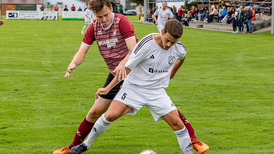 Es fehlte der Fluss: Im Duell mit der DJK Waldram hatte der SV Miesbach – hier ein Zweikampf zwischen Waldrams Daniel Ettengruber (in Weiß) und Miesbachs Daniel Magritsch – nie wirklich die Oberhand.