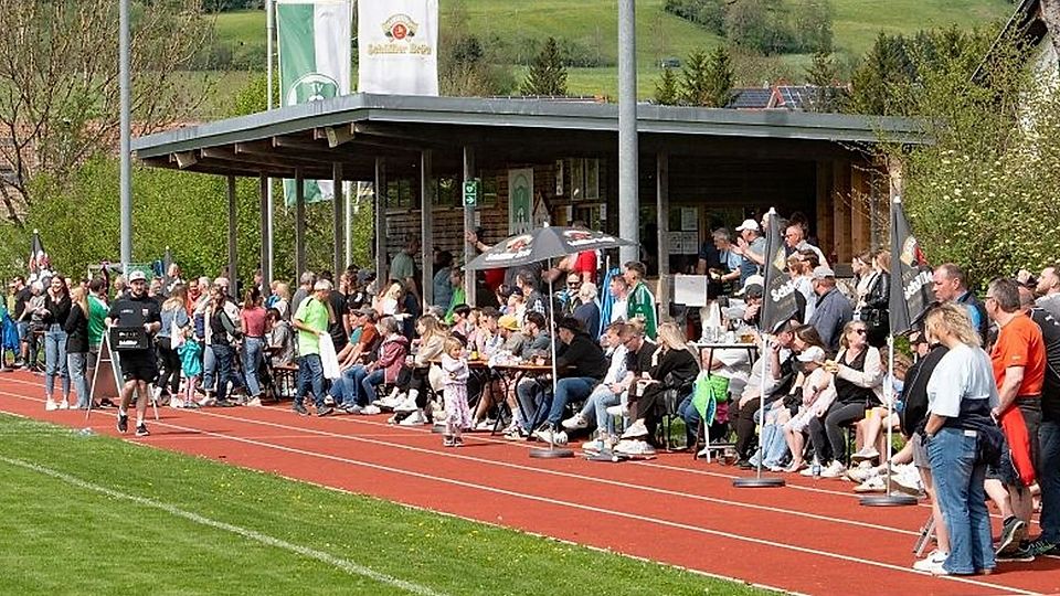 Dürfen die Fans des TV Weitnau bald Bezirksliga-Fußball sehen? Die Chancen darauf sind durch den Sieg bei Türksport Kempten weiter gestiegen.