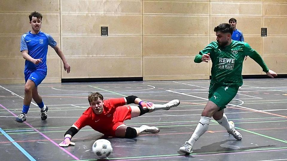 In einem umkämpften Finale beim Hallenturnier in Bodenheim setzt sich die Spvgg. Ingelheim mit Francesco Teodonno (grünes Trikot) gegen Till Escher (links), Keeper Dylan Bos und die TSG Bretzenheim durch.	Foto: Kristina Schäfer