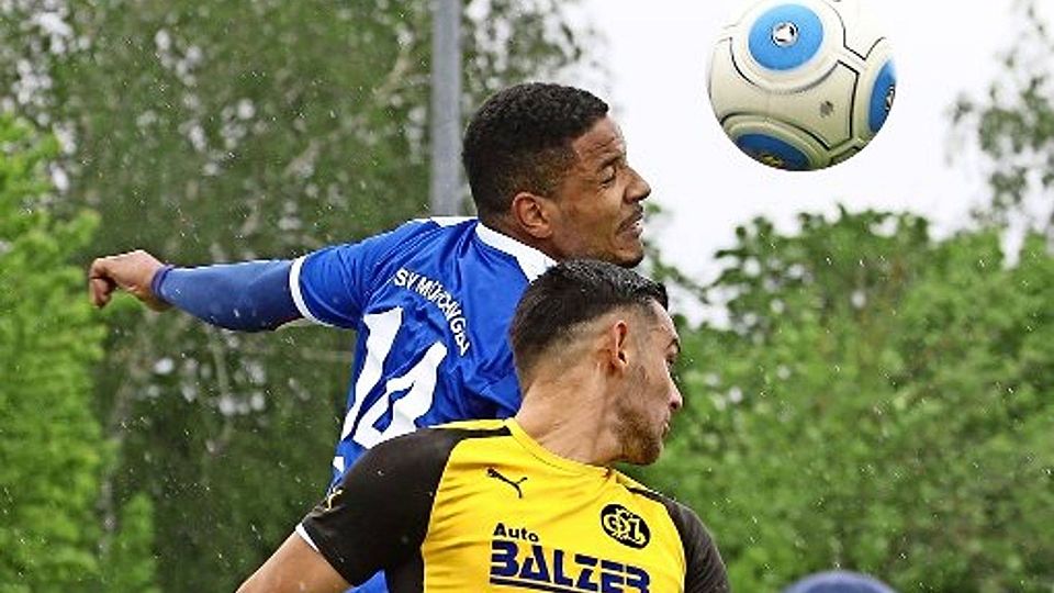 Marc Agyemang (oben) gewinnt das Luftduell  gegen Ludwigsburg. Pressefoto Baumann