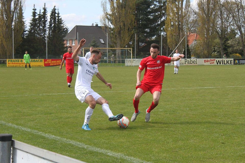 Blick zum Ball: David Karlsch (Germania Schöneiche, links) im Duell mit Hüseyin Sapmaz (CFC Hertha 06) Foto: Felix Ney