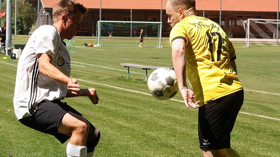 Kein Vorbeikommen: Simon Essendorfer (re.) und der SV Bad Tölz taten sich schwer gegen die konsequente und konzentrierte Hintermannschaft der SG Baiernrain-Dietramszell und verloren mit 1:5.