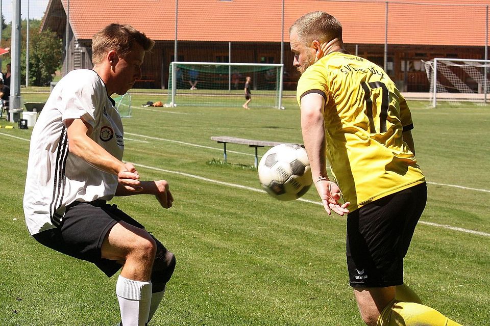 Kein Vorbeikommen: Simon Essendorfer (re.) und der SV Bad Tölz taten sich schwer gegen die konsequente und konzentrierte Hintermannschaft der SG Baiernrain-Dietramszell und verloren mit 1:5.