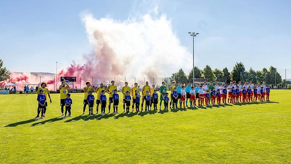 Stimmungsvolle Begrüssung im Volketswiler Griespark der beiden Teams.