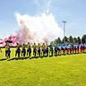Stimmungsvolle Begrüssung im Volketswiler Griespark der beiden Teams.