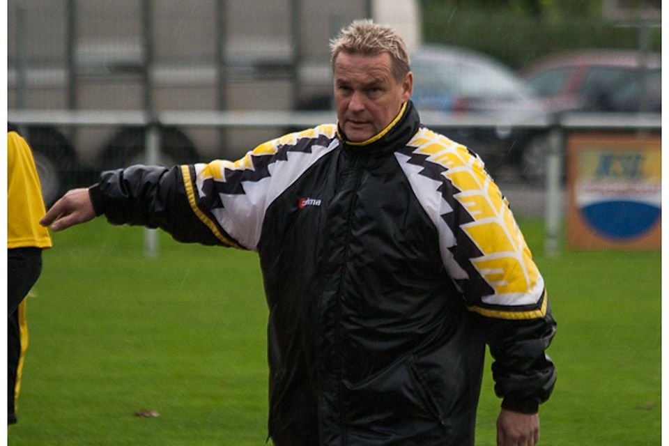 Trainer Bernd Niedergesäß nahm die Verantwortung auf sich und trat zurück. F: Dumm