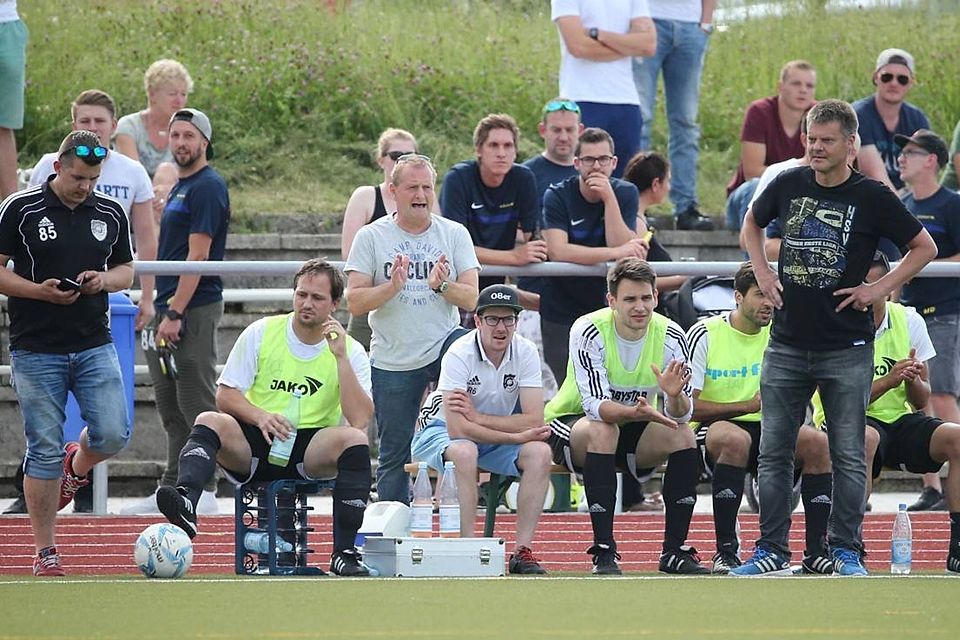 Mission Aufstieg geglückt: Mit dem FV Geisenheim stieg Moser (rechts,stehend) in der Relegation in die Kreisoberliga auf – ein Jahr später wurde das Team unter Spielertrainer Jonas Feldhaus Pokalsieger.