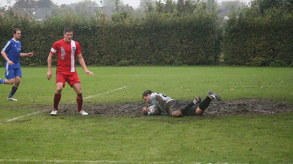 Das Entsetzen steht Ottensens Björn Rothe ins Gesicht geschrieben. Er scheitert in der Nachspielzeit mit einem Elfer an Lühes Torwart Emre Danaci.