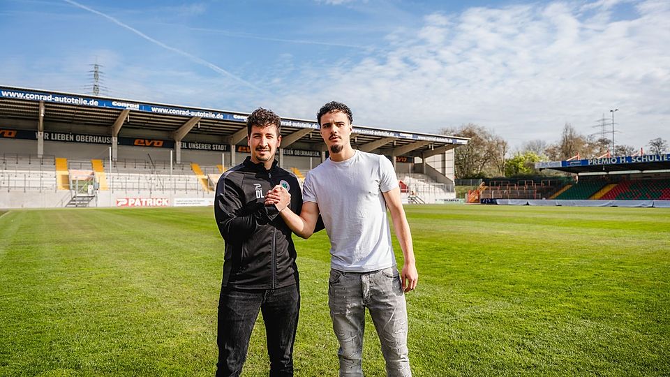 Cankoray Mutlu (re.) im Shakehands mit Dennis Lichtenwimmer-Conversano.