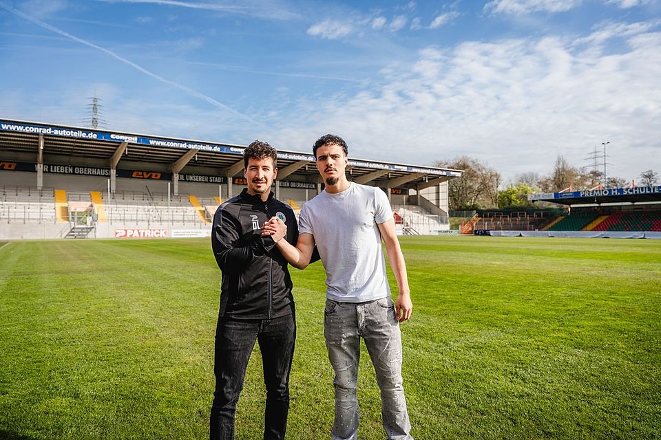 Cankoray Mutlu (re.) im Shakehands mit Dennis Lichtenwimmer-Conversano.