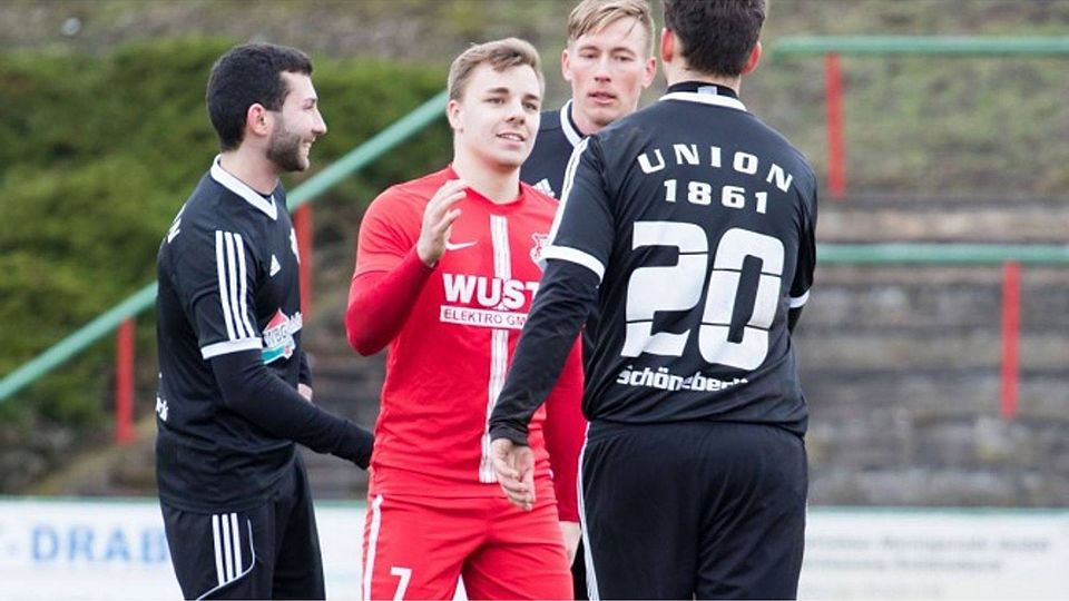 Felix Teichert (in rot) erhielt am 16. Spieltag eine Nominierung für die Elf der Woche.                F: Schaap