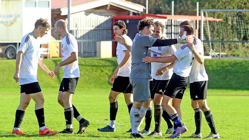 Gab kein Halten mehr: Der Mann des Spiels wird geherzt. Mit Korbinian Vogt (r.) entscheidet der Youngster die Partie.