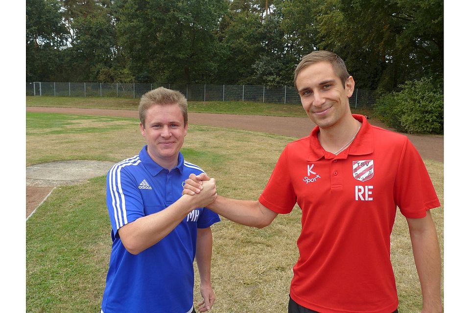 Ruben Ebenig (rechts) der Trainer des TSV Klein-Linden gratuliert  Marcel Hanisch (links) dem neuen Trainer des RSV Büblingshausen fair zum Derbysieg bei dessen Trainereinstand
