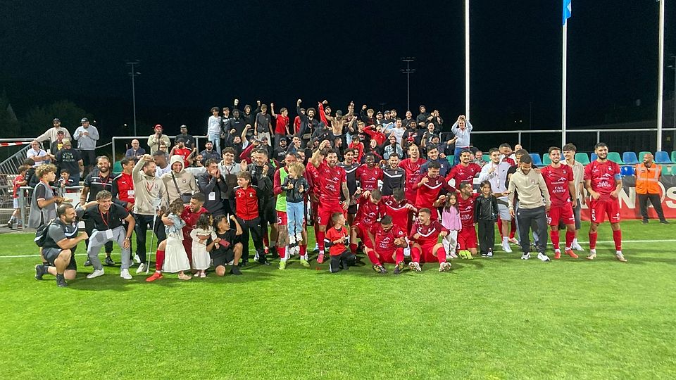 Die Mannschaft freut sich mit seinen Fans über den Einzug in die nächste Runde