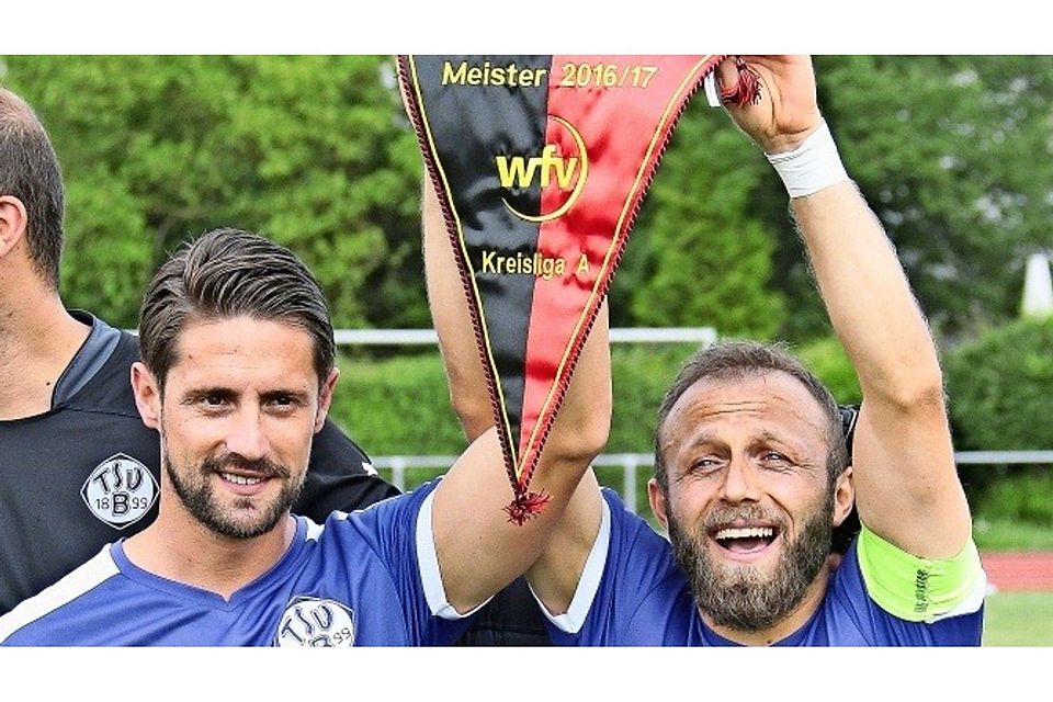 Meisterjubel: TSV-Kapitän Mustafa Akcay (re.) und sein Stellvertreter Marco Palazzolo. Foto: Bm