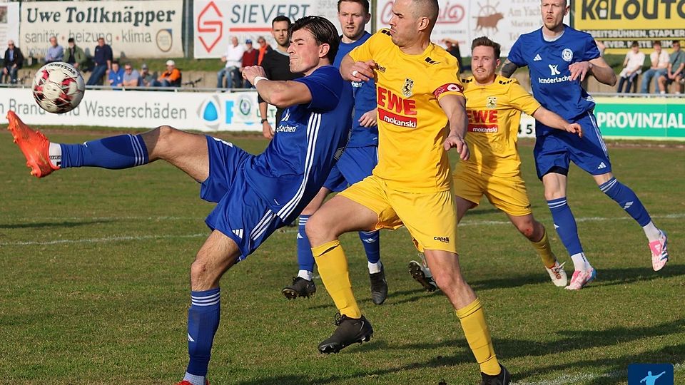 Der DSC Wanne-Eickel (in Gelb) spielt auch in der kommenden Saison in der Westfalenliga.