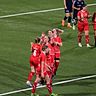 Die FCK-Frauen bejubeln das 1:0 und ihren ersten Saisonsieg.