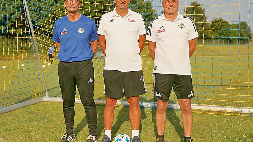Sportlicher Leiter Herbert Sauter (links) und Abteilungsleiter Wolfgang Benischke (rechts) präsentierten mit Robert Stahl einen neuen Trainer.