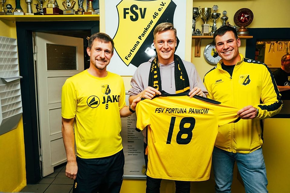 Felix Kroos (mitte) wird in einem Bezirksliga-Spiel für den FSV Fortuna Pankow auflaufen.