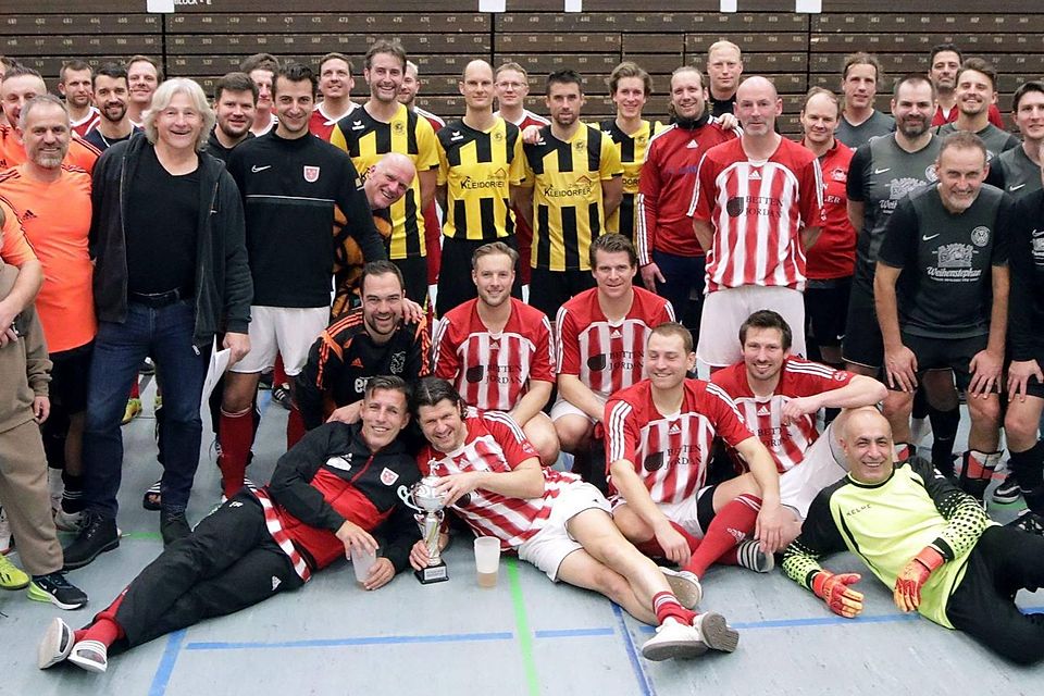 Eine runde Sache war das AH-Turnier um den Nachtcafe-Cup im Rahmen der SEF-Hallentage. Den Siegerpokal sicherte sich am Ende der TSV Allershausen (rot-weiß gestreifte Trikots) vor dem Gastgeber SE Freising.