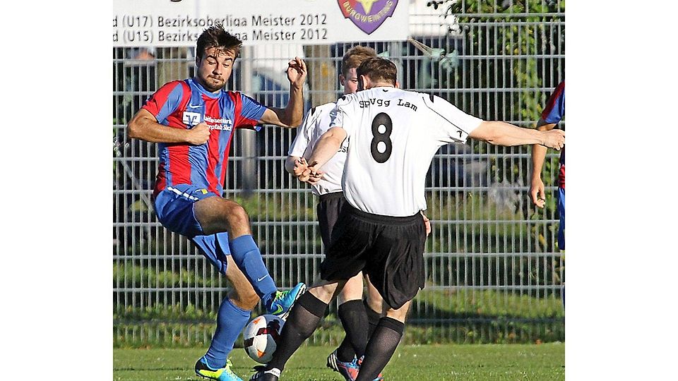 Der SV Burgweinting (rot-blaue Trikots) steht vor einer schweren Restrückrunde. Nicht nur, dass das Team von Günter Brandl Letzter ist, es haben auch noch einige Leistungsträger den Verein verlassen. Foto: Brüssel
