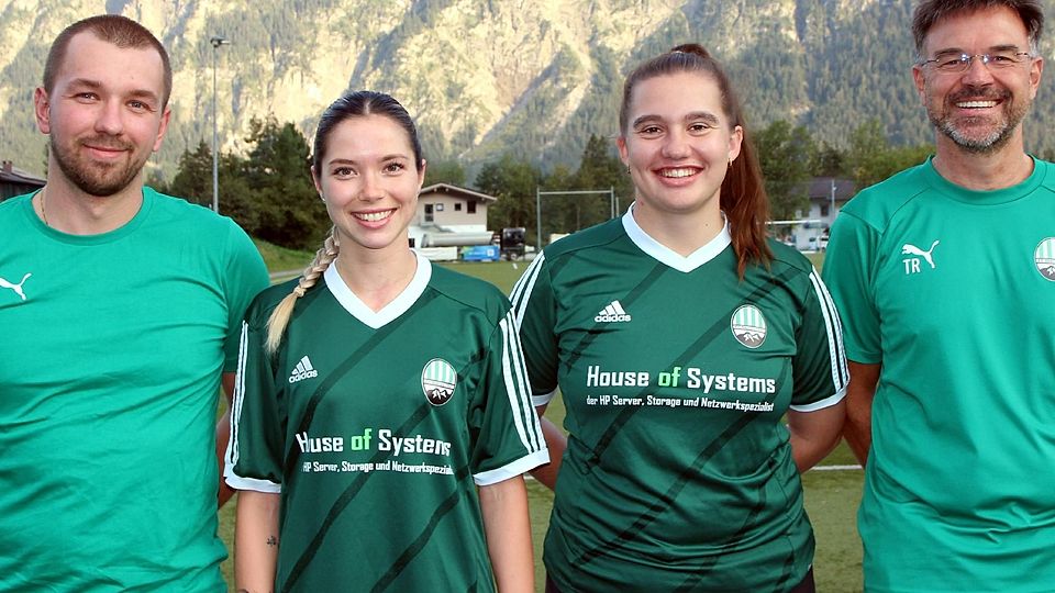 Verstärkungen für das FCO-Team: Über die Zugänge (ab 2.v.l.) Lea Schönwalter und Larissa Huch freut sich das Trainerduo Markus Schmidt (r.) und Thomas Brinkmann.
