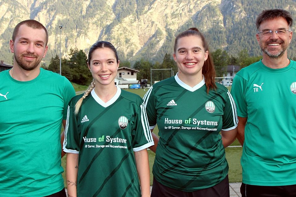 Verstärkungen für das FCO-Team: Über die Zugänge (ab 2.v.l.) Lea Schönwalter und Larissa Huch freut sich das Trainerduo Markus Schmidt (r.) und Thomas Brinkmann.