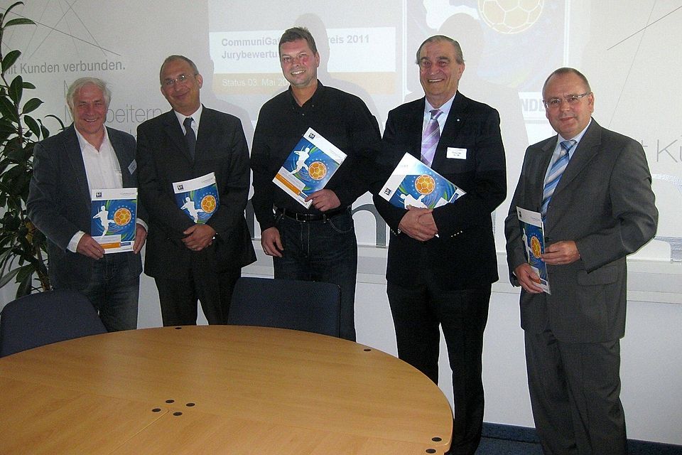 Von links nach rechts: Gerhard Jende (Kreisjugendleiter), Otto E. Vogel, (CommuniGate Geschäftsführer), Martin Freund (Redaktionsleiter Sport PNP), Heinrich Schmidhuber (Ehrenpräsident Bayerischer Fuß
