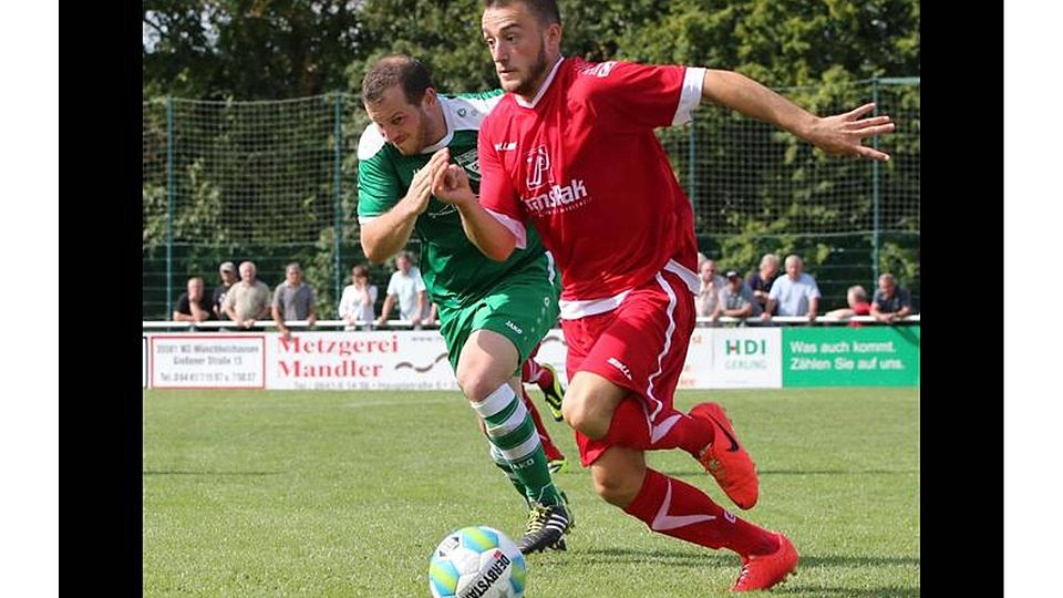 Ihm hat es Laune gemacht: Barbaros Koyuncu, hier im Laufduell gegen Watzenborns Dennis Schlecht, legt Türk Wiesbaden gleich vier Tore ein. Foto: Bär