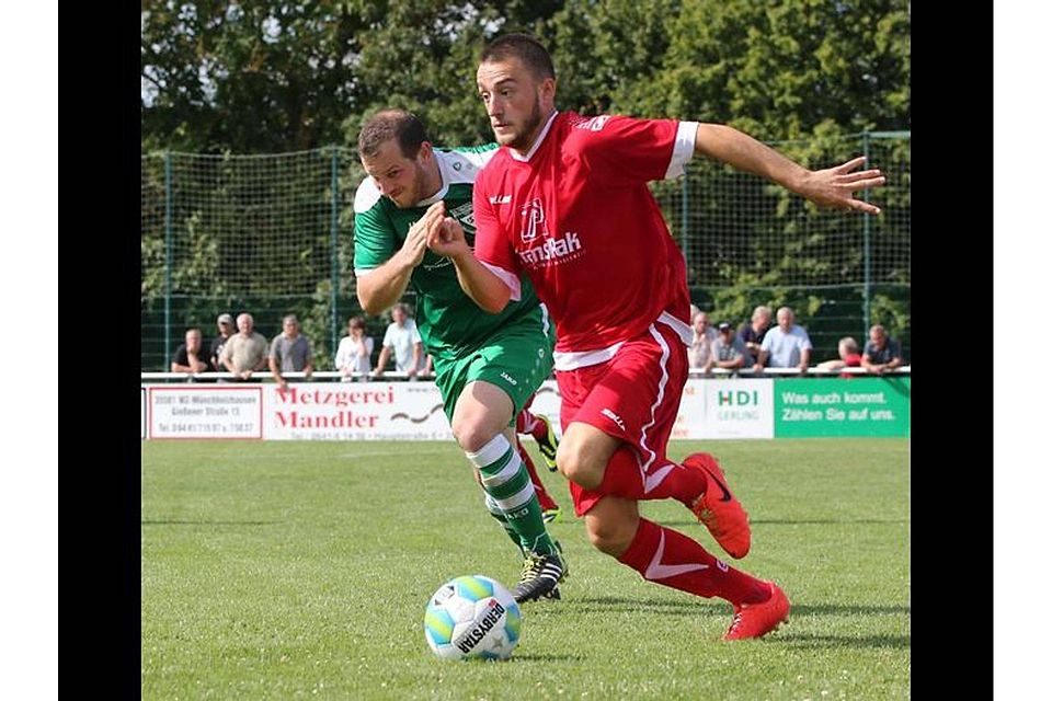 Ihm hat es Laune gemacht: Barbaros Koyuncu, hier im Laufduell gegen Watzenborns Dennis Schlecht, legt Türk Wiesbaden gleich vier Tore ein. Foto: Bär