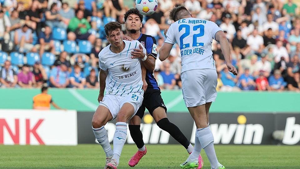 Einen harten Kampf lieferten sich die Spieler des FSV Frankfurt und des F.C. Hansa Rostock.