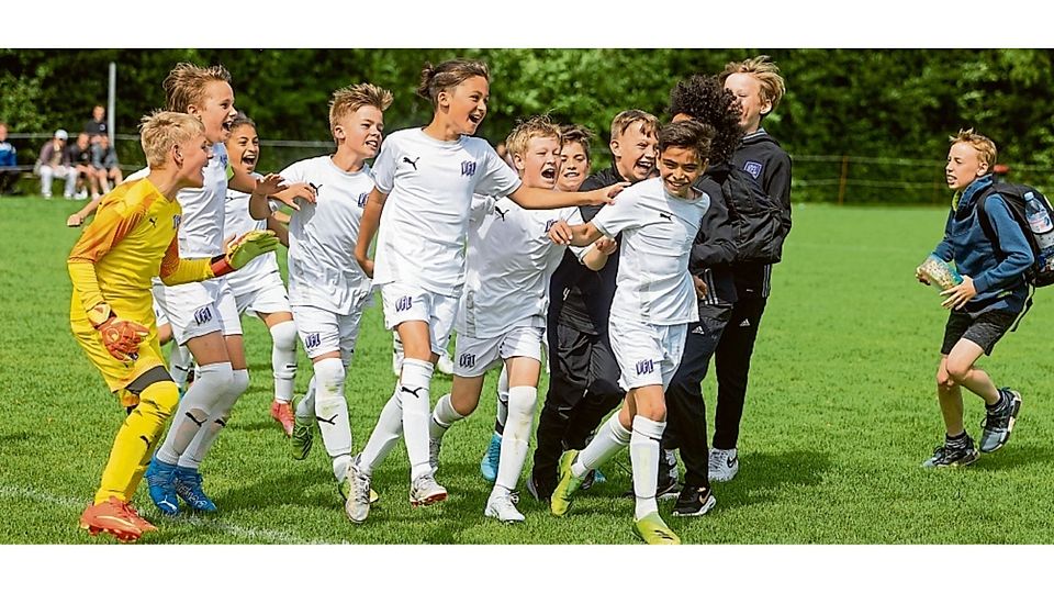 So sehen Sieger aus: Die E-Junioren des VfL Osnabrück feierten im Finale gegen Cottbus den Turniersieg.