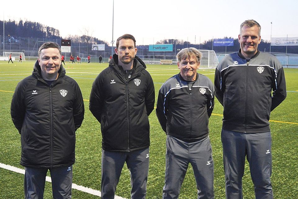 Stephan Lichtsteiner (2. v.l.) mit seinen Assistenten Irhan Abdiji, Markus Ries und Paul Trachsler. Stephan Lichtsteiner (2. v.l.) mit seinen Assistenten Irhan Abdiji, Markus Ries und Paul Trachsler.