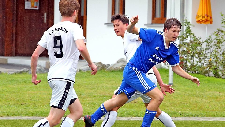 Der Matchplan geht auf: Dank zweier Tore von Andreas Mühr (blaues Trikot) setzte sich der FSV Höhenrain mit 2:1 gegen den 1. FC Garmisch II durch.