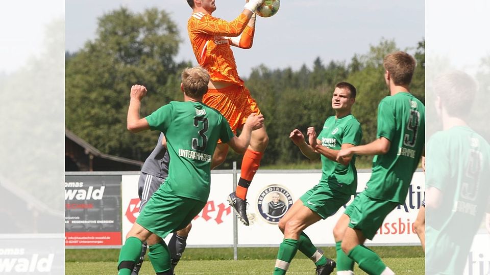 Zumeist sicher, einmal aber nicht: Peitings Keeper Julian Floritz unterlief ein folgenschwerer Patzer. Sehr zur Freude des WSV um den Doppeltorschützen Ferdinand Brauchle (Nummer drei).