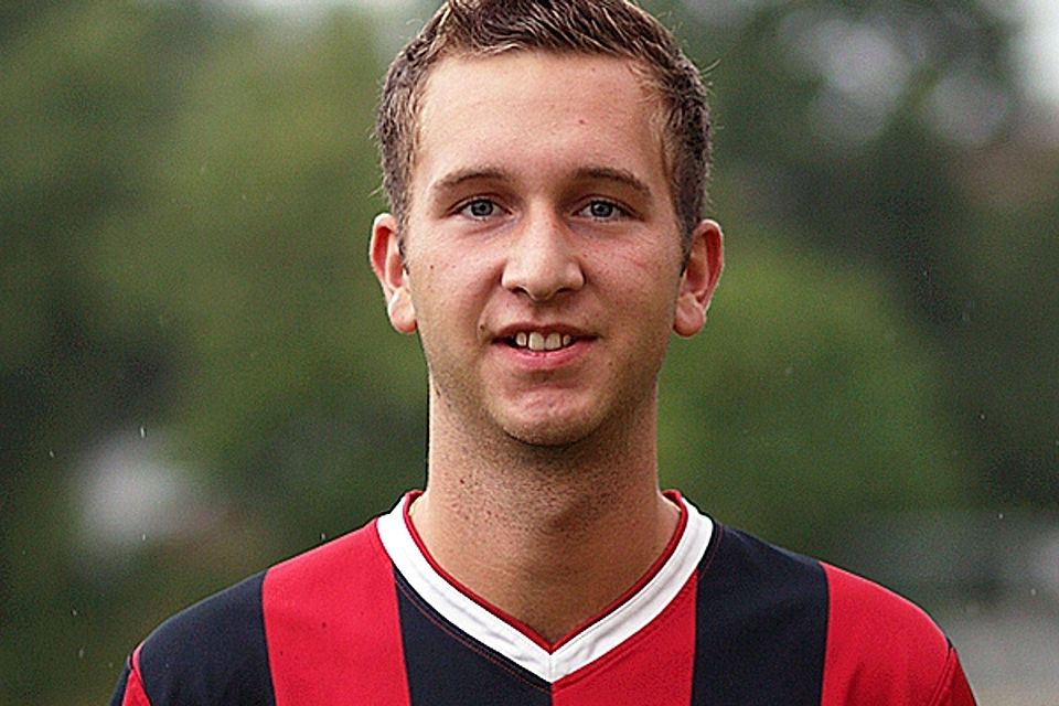 Tobias Schneider , hier noch im DJK-Trikot kehrt vom FC Salzweg erneut nach Straßkirchen zurück   Foto : Bernhard Enzesberger