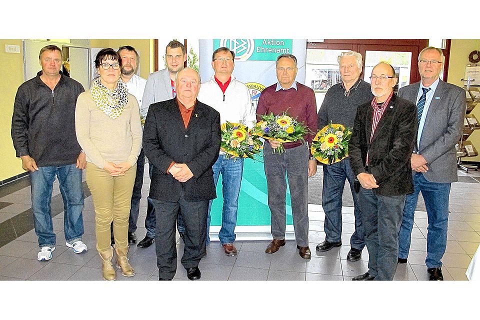Die Ehrenamtler wurden vom KFV-Vorsitzenden Wolfgang Gottschling (vorn links) und seinem Stellvertreter Dieter Karczewski (vorn, rechts) ausgezeichnet.KFV Westmecklenburg