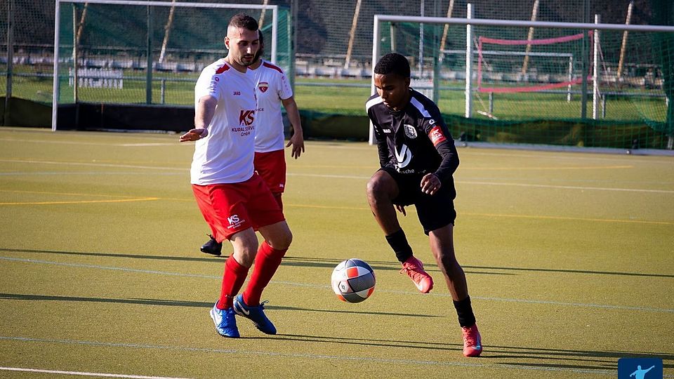 Karadeniz- Spielertrainer Bahri Bayir (links) verlor mit seiner Mannschaft erstmals in dieser Saison zu Hause. Gegen den TuS Waldböckelheim und seinen Torschützen Ahmed Adam Faarah (schwarzes Trikot).
