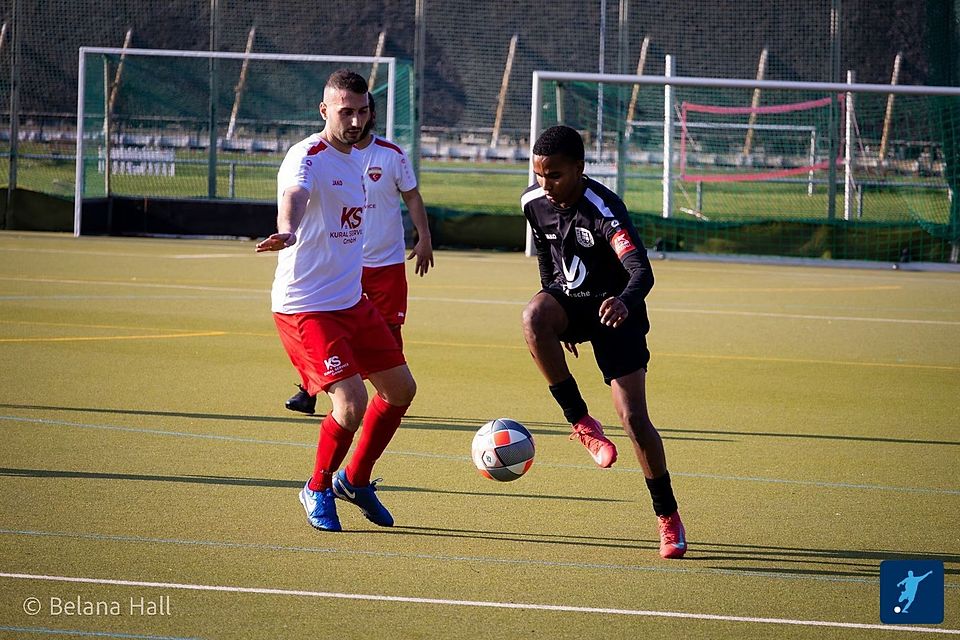 Karadeniz- Spielertrainer Bahri Bayir (links) verlor mit seiner Mannschaft erstmals in dieser Saison zu Hause. Gegen den TuS Waldböckelheim und seinen Torschützen Ahmed Adam Faarah (schwarzes Trikot).