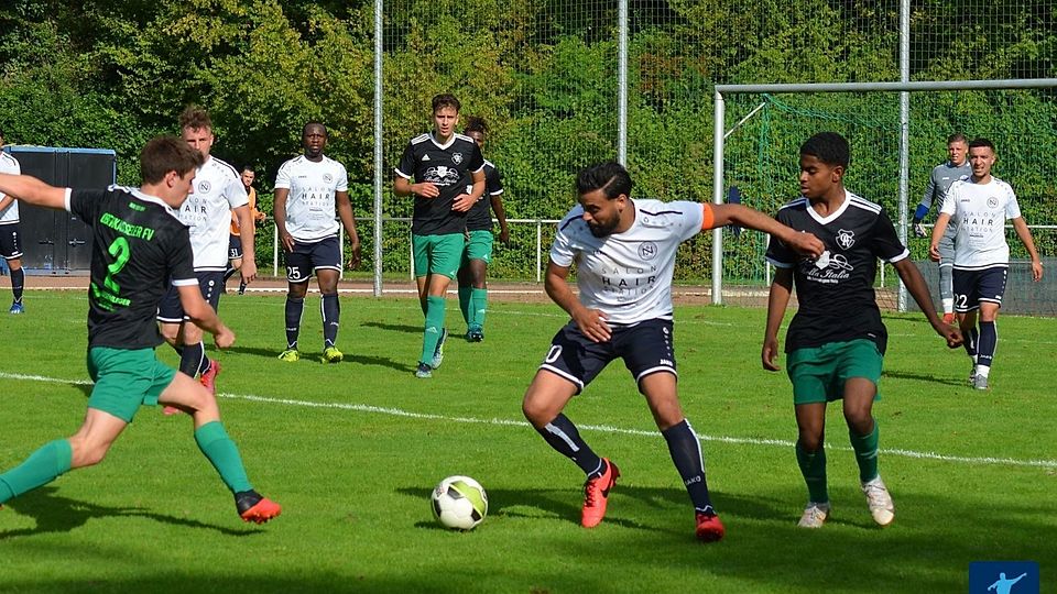 Als Mohamed Ahardane (mitte) mit dem SV Niederbachem zuletzt auf Oberkassel traf, war sein jetziger Trainer noch an der Seitenlinie des Gegners.