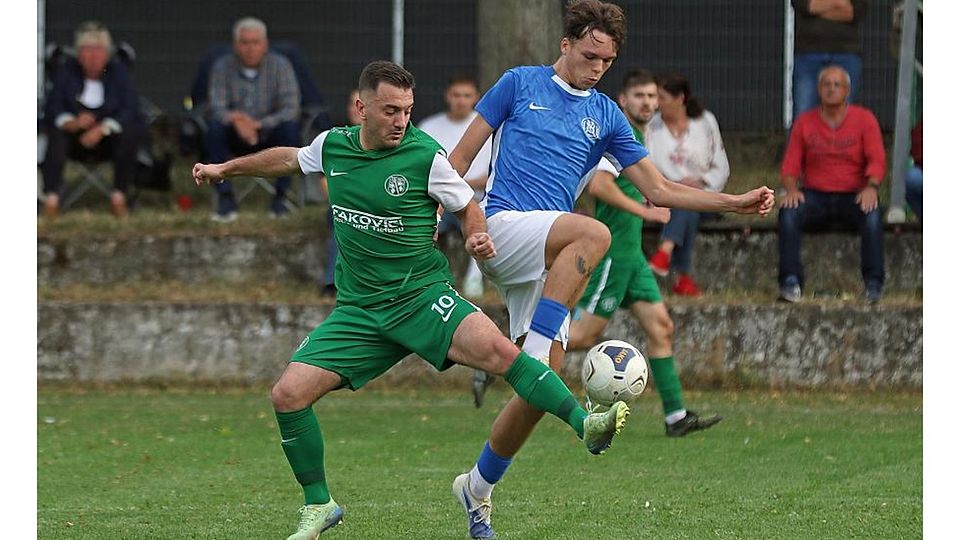 Der Jugend und der zweiten Reihe eine Chance geben: Jonas Fleischer (r.) steht für den Horchheimer Weg. Eigentlich für die zweite Mannschaft eingeplant, empfahl er sich für das Bezirksliga-Team und schnappte sich dort seinen Platz. Links im Bild: Besart Morina (VfL Gundersheim).	Foto: Dirigo/pakalski-press