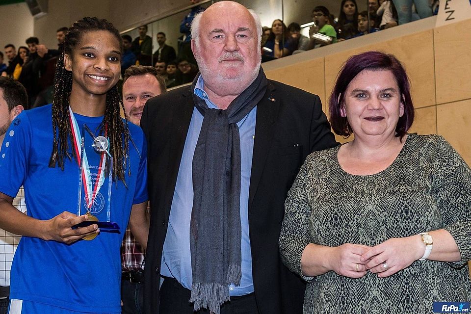 Sadine Correia (l.) bekam den Preis der besten Spielerin des Turniers von Carine Nardecchia (r.) und Nicolas Schockmel (m.) von der FLF überreicht - 