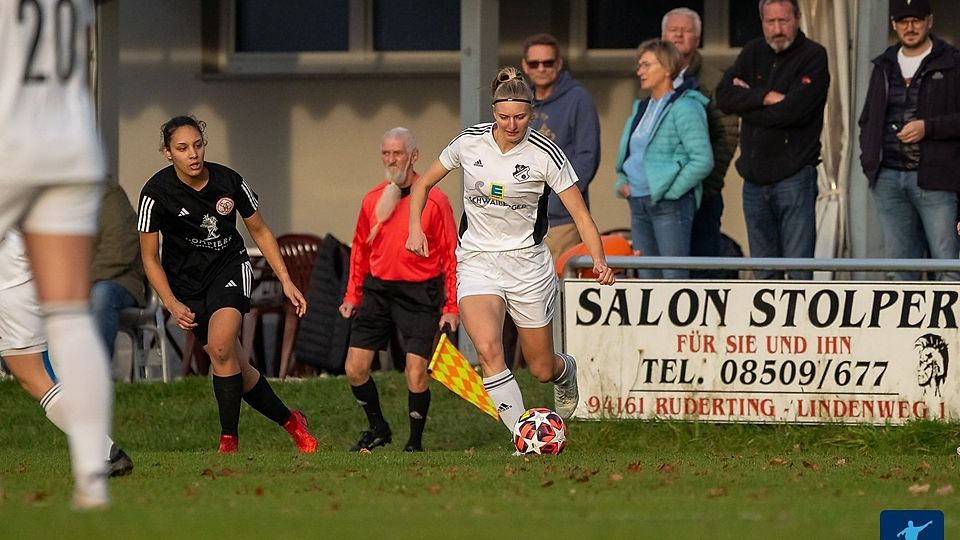Schlechte Erinnerungen: Gegen Würzburg riss sich Emily Hobelsberger (rechts) in der Vorsaison das Kreuzband.