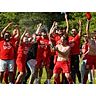 Jubel wie beim Aufstieg in die A-Liga: Rot-Weiß Wetzlar hat nach dem Achtungserfolg gegen die SG Waldsolms II allen Grund zum Feiern. © Isabel Althof