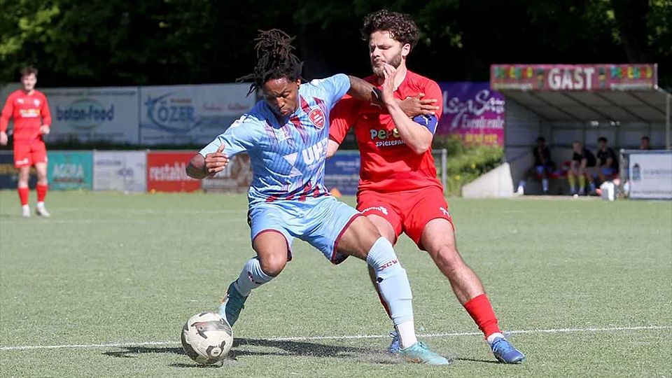 Ilidio Santos (li., Weiche Flensburg II), hier Serkan Yildirimer (Inter Türkspor Kiel) ist mit 38 Jahren fast so fit wie mit 19. 